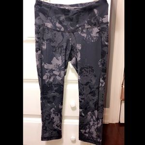 Old Navy Grey Floral Capri Leggings